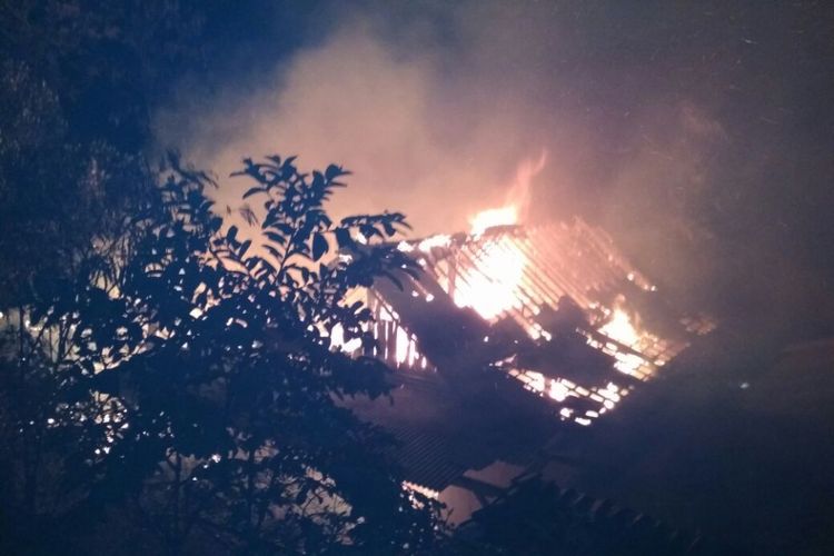 Kondisi rumah Samijen Bejo (85),  seorang petani warga Dusun Sempol, Desa Klangon, Kecamatan Saradan, Kabupaten Madiun, Jawa Timur saat terbakar api, Selasa (5/6/2018) malam. 
