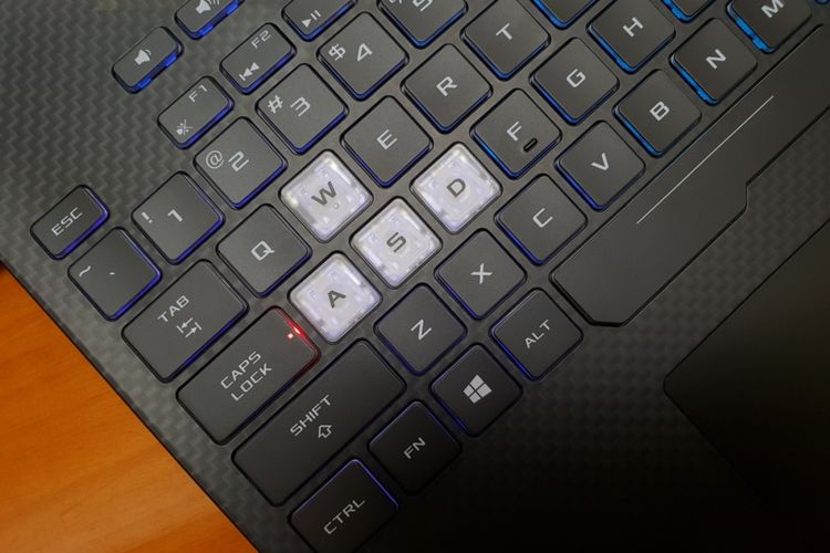 Tombol W, A, S, D di laptop Asus ROG Strix Scar II dengan desain khusus.