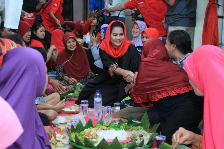 Puti Guntur Soekarno ikut tumpengan bersama warga Kampung Pandean, Surabaya.