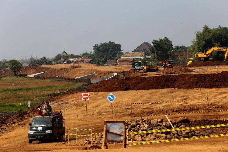 Kendaraan melintas pada pembangunan Tol Gempol Pasuruan seksi 3 di Kabupaten Pasuruan, Jawa Timur, Rabu (6/6/2018). Kontruksi Tol Gempol-Pasuruan seksi 3 dari Pasuruan menuju Grati sepanjang 13,65 kilometer ditargetkan rampung pada Oktober 2018.