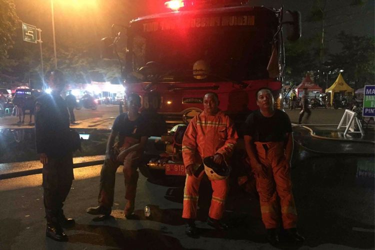 Para petugas dari  Dinas Penanggulangan Kebakaran dan Penyelamatan (PKP) DKI Jakarta berjibaku memadamkan api yang membakar salah satu gedung di kawasan JIExpo Kemayoran, Jakarta Pusat, Selasa (5/6/2018)