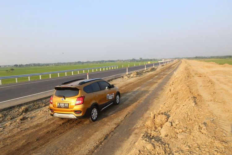 Kendaraan melintas di Tol Pemalang-Batang, Jawa Tengah, Sabtu (2/6/2018). Tol tersebut akan difungsionalkan pada arus mudik lebaran 2018.