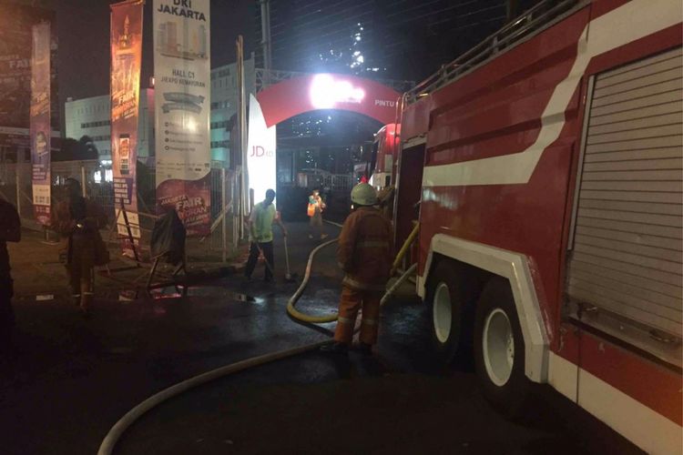 Para petugas dari  Dinas Penanggulangan Kebakaran dan Penyelamatan (PKP) DKI Jakarta berjibaku memadamkan api yang membakar salah satu gedung di kawasan JIExpo Kemayoran, Jakarta Pusat, Selasa (5/6/2018)
