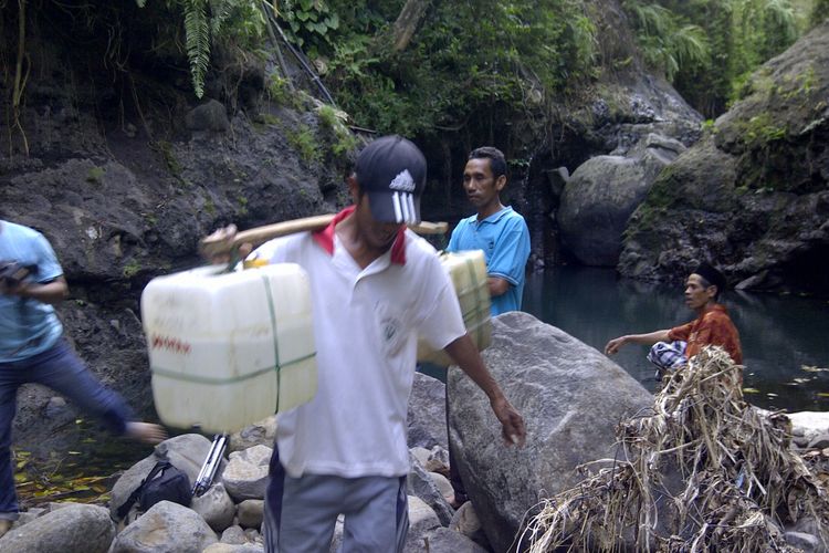 Warga saat membawa air dari sungai Kangga, Desa Doridungga, Kecamatan Donggo, Kabupaten Bima, Rabu (6/6/2018)