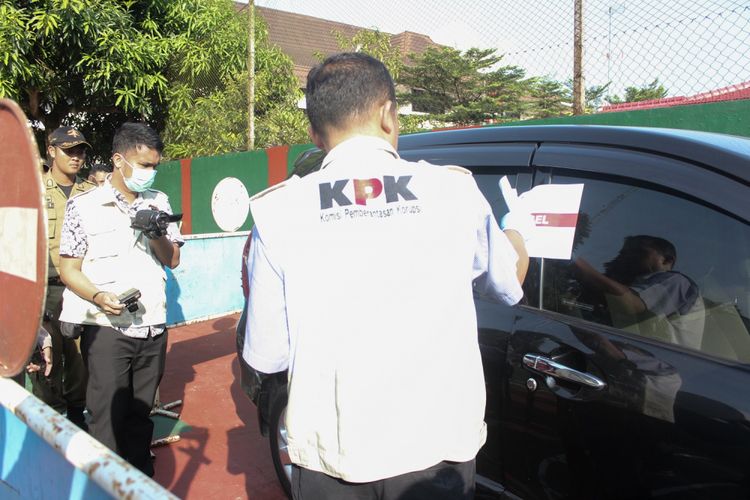 Tim penyidik Komisi Pemberantasan Korupsi (KPK) melepas segel yang terpasang di mobil dinas Kepala Bagian Layanan Pengadaan Sekretariat Daerah, Hadi Iswanto, Rabu (6/6/2018).