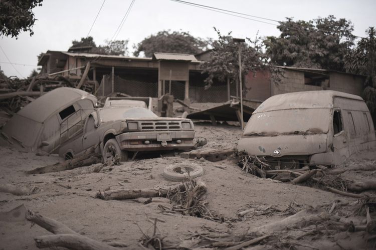 Kondisi kerusakan sejumlah bangunan dan kendaraan yang diakibatkan letusan Gunung Fuego di San Miguel Los Lotes, sebuah desa di Departemen Escuintla, Guatemala, Senin (4/6/2018). Dilaporkan sedikitnya 62 orang tewas dan ratusan lainnya mengalami luka-luka akibat letusan Gunung Fuego di Guatemala, Minggu, 3 Juni lalu pada waktu setempat.