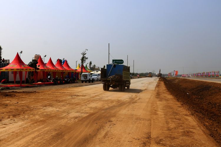 Kendaraan melintas pada pembangunan tempat istirahat di Tol Gempol-Pasuruan, Kabupaten Pasuruan, Rabu (6/6/2018). Tol tersebut merupakan bagian dari jalan Tol Trans Jawa dengan panjang 34,15 kilometer dan beroperasi secara fungsional pada Lebaran 2018.