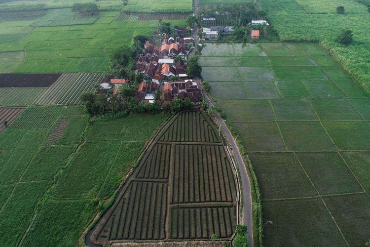 Foto udara bakal lokasi proyek Tol Probolinggo-Banyuwangi di Kecamatan Gending, Kabupaten Probolinggo, Jawa Timur, Rabu (6/6/2018). Jalan Tol Probolinggo-Banyuwangi direncanakan terbagi menjadi tiga seksi yaitu meliputi Seksi I Probolinggo-Besuki (46,1 km), Seksi II Besuki-Curahkalak (59,5 km), dan Seksi III Curahkalak-Ketapang (66,4 km) dan ditargetkan selesai akhir tahun 2019.