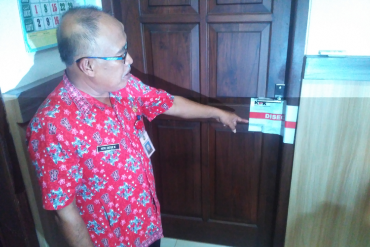 Sekretaris dinas PUPR Kota Blitar, Jawa Timur, menunjukkan ruangan yang disegel KPK, Kamis (7/6/2018).