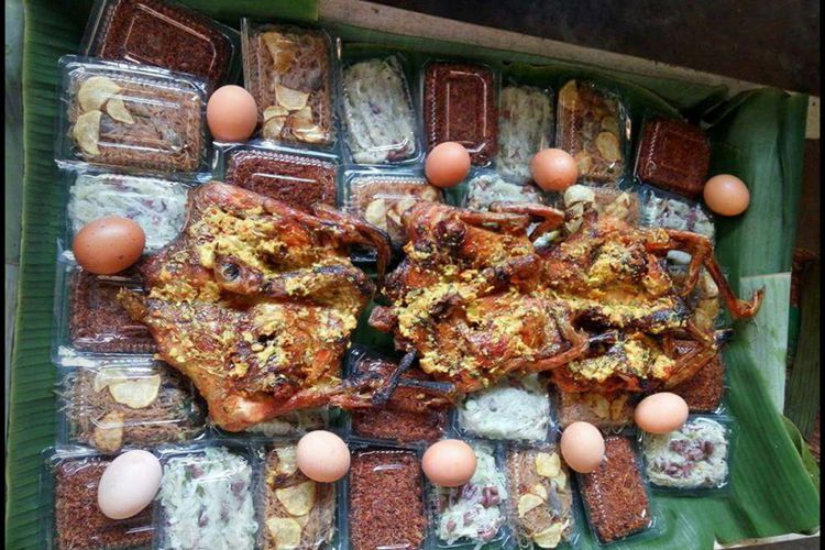 Aneka makanan dalam sudi (wadah daun pisang) yang di tengahnya terdapat ayam panggang. makanan ini tersaji saat masyarakat Jawa Tondano menggelar maleman