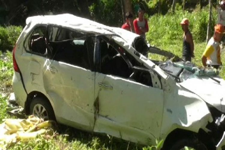 Dua orang tewas akibat mobil Avanza yang ditumpanginya terjun ke sungai di Majene, Sulawesi Barat, Kamis (7/6/2018).