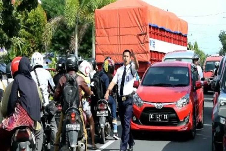 Masyarakat tumpah ruah ke bank-bank cairkan THR atau menarik simpanan picu kemacetan panjang hinga satu kilometer lebih di  ruas jalan Trans Sulawesi, Kamis (7/6/2018)