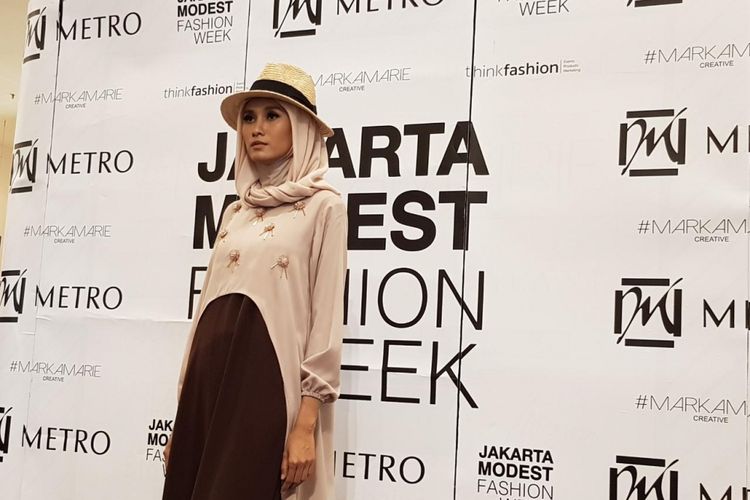 Koleksi Medina Zein saat trunk show Road to Jakarta Modest Fashion Week 2018 di Metro, Gandaria City, Kamis (7/6/2018).