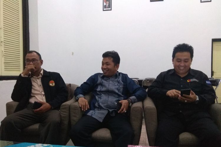 Hasyim Wahid (tengah) ketua Panwaslu Kabupaten Banyuwangi ditemui Kompas.com, Kamis (7/6/2018), setelah klarifikasi pemeriksaan atas Bupati Banyuwangi Abdullah Azwar Anas. 