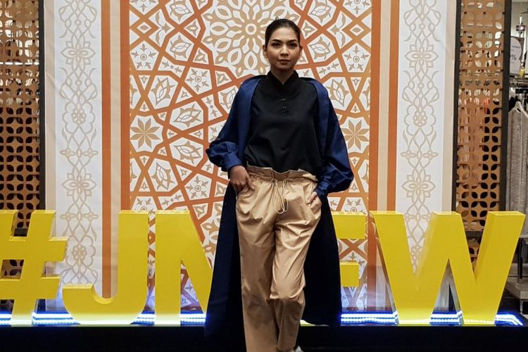Koleksi Farbe by Huw Roman saat trunk show Road to Jakarta Modest Fashion Week 2018 di Metro, Gandaria City, Kamis (7/6/2018).