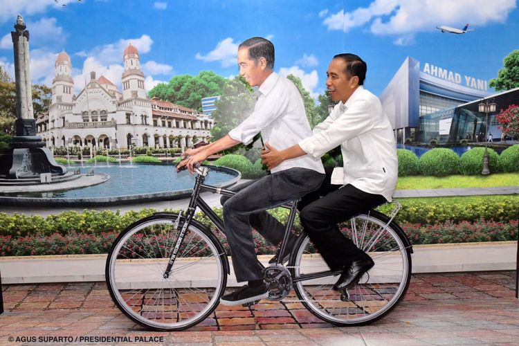 Saat Jokowi  Dibonceng Sepeda  oleh Kembarannya 