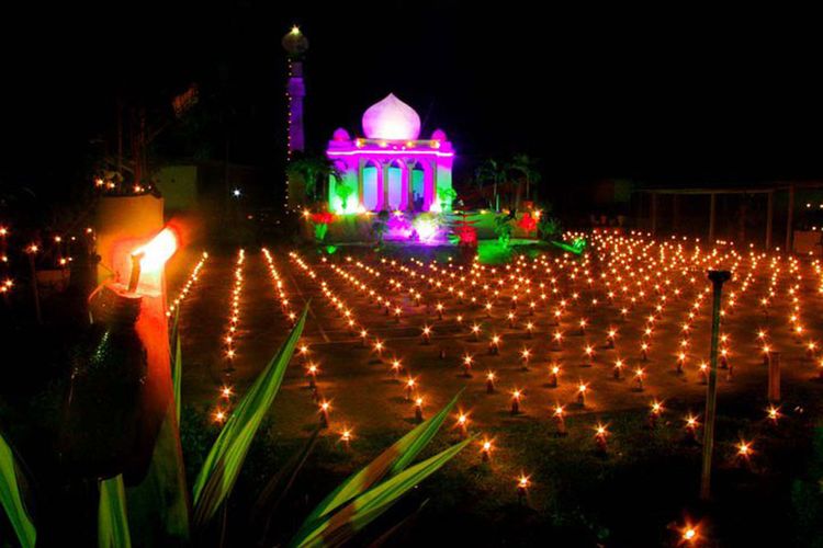 Tumbilotohe, tradisi pasang lampu di Gorontalo mulai berlangsung 3 hari menjelang Idul Fitri. Seluruh masyarakat serentak menyalakan lampu botol di sekitar rumah dan jalanan.