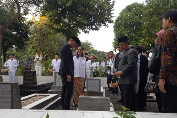 Wakil Gubernur DKI Jakarta Sandiaga Uno di makam keluarga MH Thamrin di TPU Karet Bivak, Jakarta Pusat, Jumat (8/6/2018).