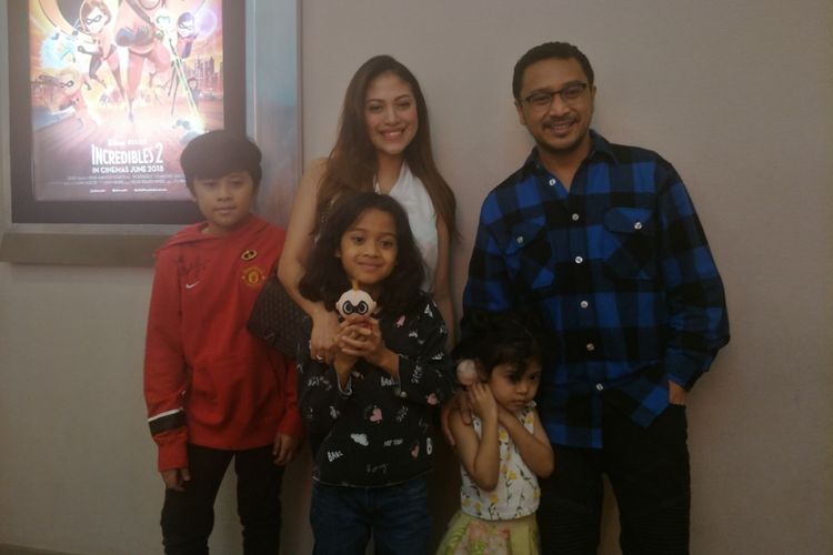 Giring Ganesha bersama keluarga setelah menonton film Incredibles 2 di Lippo Mall Puri, Jakarta Barat, Kamis (7/6/2018) malam.