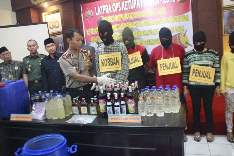 Para tersangka kasus miras oplosan yang merenggut nyawa 3 korban di Dusun  Kayogan, Kelurahan Sidorejo, Kecamatan Temanggung, Kabupaten Temanggung, Jawa Tengah.  