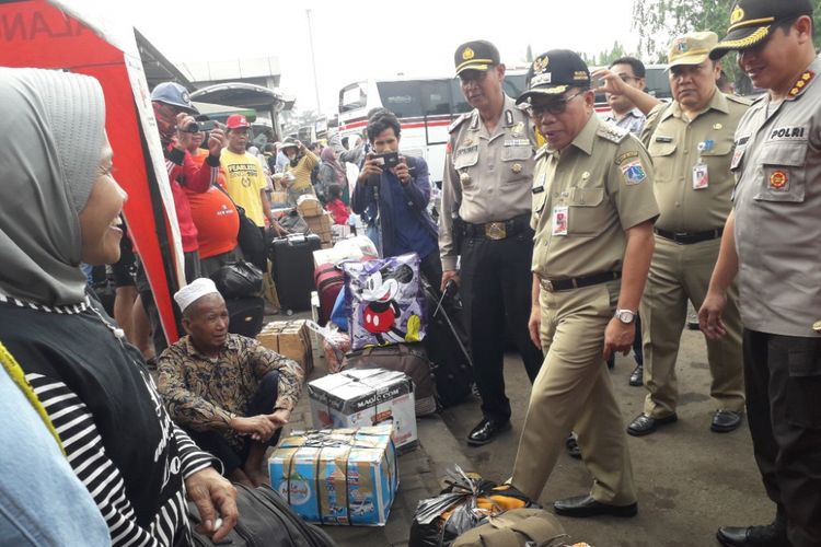 Wali Kota Jakarta Utara Husein Murad mengecek persiapan arus mudik di Terminal Tanjung Priok, Jumat (8/6/2018).