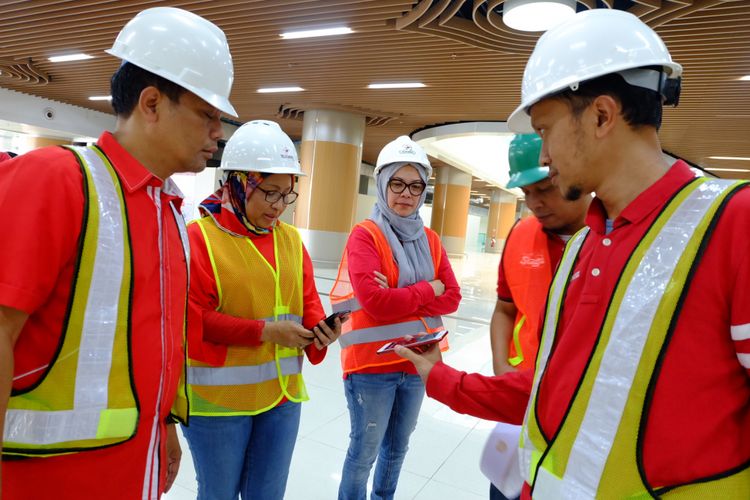 Uji sinyal Telkomsel di bandara Kertajati, Jawa Barat setelah peresmian.