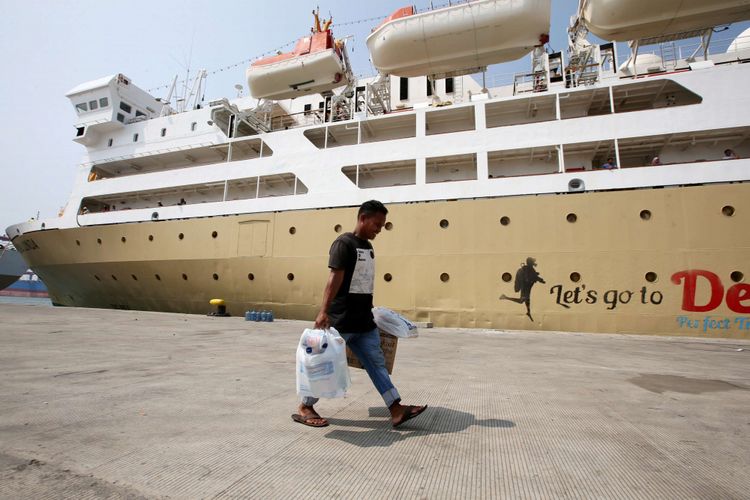 Pemudik melintas di samping Kapal Dorolonda yang sandar di Pelabuh Tanjung Priok, Jakarta, Sabu (09/06/2018).  Kementerian Perhubungan (Kemenhub) menyediakan fasilitas mudik gratis untuk kapal laut beroperasi pada 9-13 Juni 2018 dengan daya tampung 30.400 penumpang dan 15.200 unit motor.