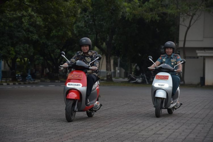 Viar Q1 saat dikendarai Menteri ESDM Ignasius Jonan dan Komandan Paspampres Mayor Jenderal TNI Marinir Suhartono, Jumat (8/6/2018).