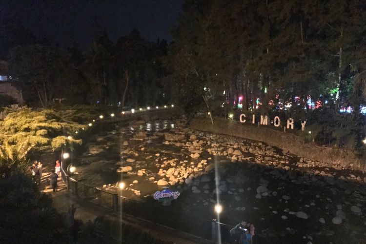 Resto dengan pemandangan langsung ke sungai Ciliwung yang jernih.