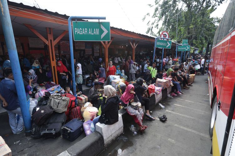 Sejumlah pemudik memadati Terminal Kalideres, Jakarta, Kamis (11/6/2018). Puncak arus mudik di Terminal Kalideres diperkirakan jatuh pada 13 Juni 2018 atau H-2 Idul Fitri.