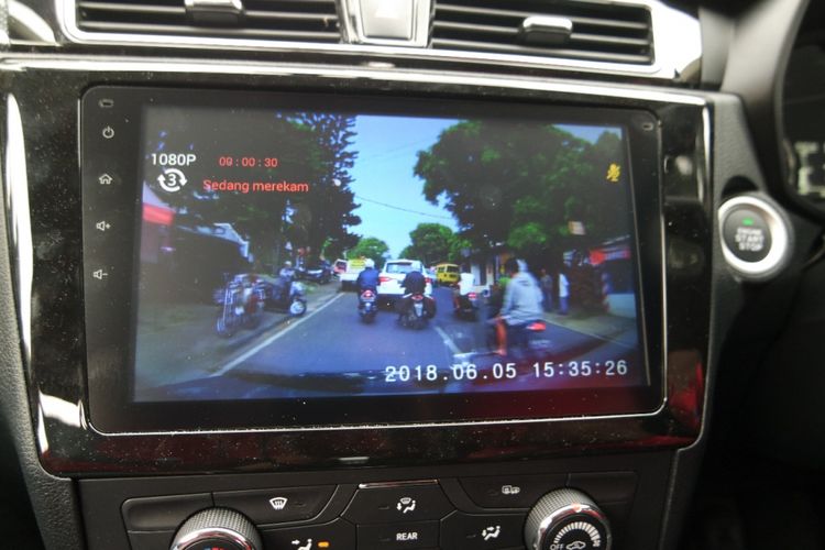 Hasil rekaman Vehicle Running Recorder atau kamera dasbor yang ada pada DFSK Glory 580.