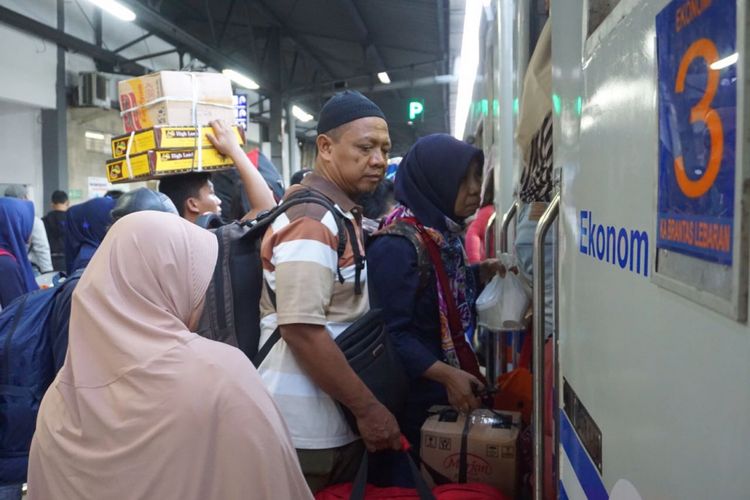 Stasiun Senen, Jakarta Pusat dipadati penumpang dari berbagai tujuan. Sejumlah penjagaan dari internal pihak stasiun hingga petugas kepolisian dikerahkan untuk menjaga keamanan di kawasan tersebut, Senin (11/6/2018).