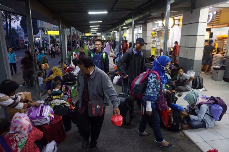 Stasiun Senen, Jakarta Pusat dipadati penumpang dari berbagai tujuan. Sejumlah penjagaan dari internal pihak stasiun hingga petugas kepolisian dikerahkan untuk menjaga keamanan di kawasan tersebut, Senin (11/6/2018).