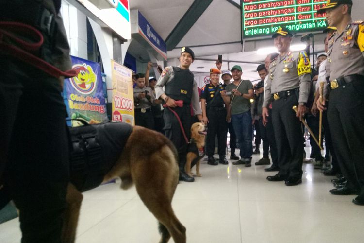 Kapolda Jabar Irjen Agung Budi Maryoto tengah melihat kesiapan personel K9 yang tengah melakukan pengamanan di Stasiun Kereta Api Bandung.