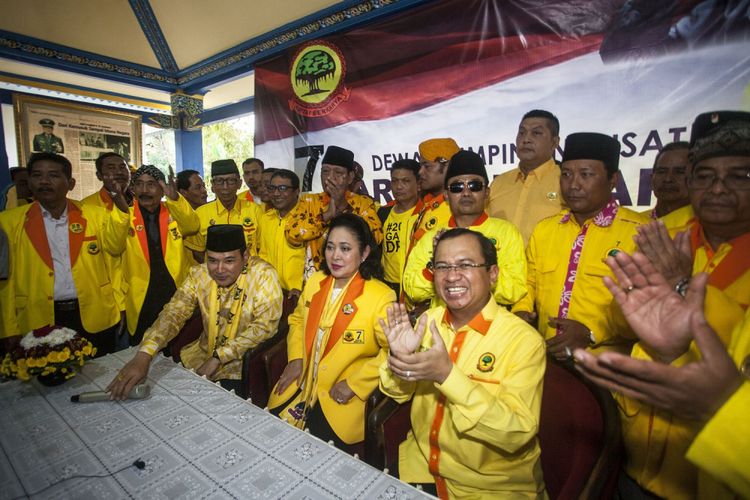 Ketua Umum Partai Berkarya Hutomo Mandala Putra atau Tommy Soeharto (kiri bawah), Sekjen Partai Berkarya Priyo Budi Santoso (kanan bawah) dan kader baru Partai Berkarya Titiek Soerharto (tengah bawah) menjawab pertanyaan wartawan saat jumpa pers di Museum Memorial Jenderal Besar HM Soeharto, Kemusuk, Argomulyo, Sedayu, Bantul, DI Yogyakarta, Senin (11/6). Dalam jumpa pers tersebut, kader senior Partai Golkar Siti Hediyati Hariyadi atau Titiek Soeharto mendeklarasikan diri pindah menjadi kader Partai Berkarya. ANTARA FOTO/Andreas Fitri Atmoko/kye/18. 