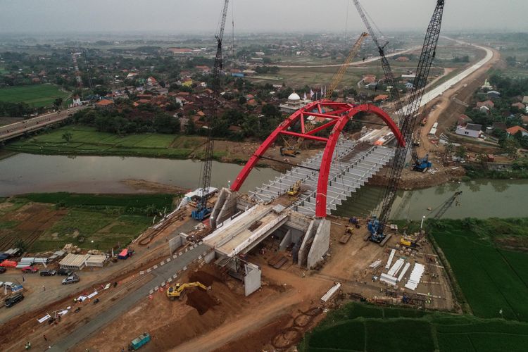 Foto udara proses pembangunan konstruksi Jembatan Kalikuto di ruas tol fungsional Batang-Semarang, Jawa Tengah, Selasa (12/6/2018). Jembatan Kali Kuto ditargetkan untuk digunakan pada H-2 lebaran dan merupakan jembatan pelengkung pertama di Indonesia, bahkan di dunia, yang perakitannya dilakukan di lokasi.