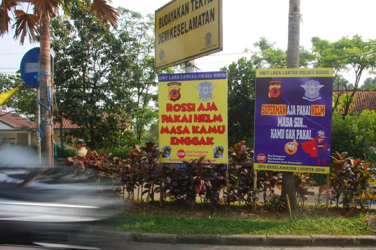 Spanduk nyeleneh di Simpang Gadog, Ciawi, Bogor, Jawa Barat.