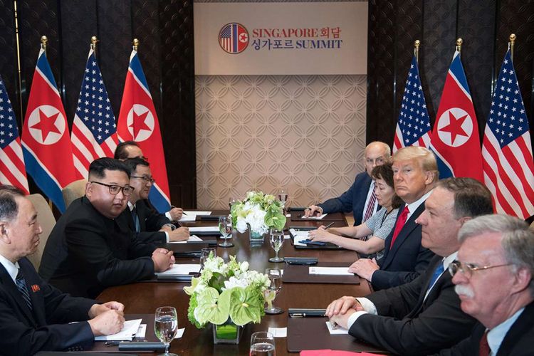 Pemimpin Korea Utara Kim Jong Un saat melakukan pertemuan bilateral dengan Presiden AS Donald Trump didampingi delegasi kedua negara, di Hotel Capella di Pulau Sentosa, Singapura, Selasa (12/6/2018). Pertemuan ini merupakan yang pertama kalinya bagi pemimpin kedua negara dan menjadi momentum negosiasi untuk mengakhiri kebuntuan permasalahan nuklir yang telah terjadi puluhan tahun.