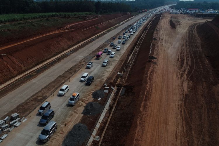 Foto udara kendaraan pemudik melintasi di ruas tol fungsional Batang-Semarang, Jawa Tengah, Selasa (12/6/2018). Kenaikan volume kendaraan mengakibatkan antrean sepanjang 1 kilometer jelang exit toll Grinsing dan adanya pembangunan Jembatan Kalikuto dan dijadwalkan baru akan selesai pada H-2 lebaran.