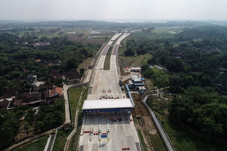 Foto udara gerbang Tol Colomadu di Kabupaten Karanganyar, Jawa Tengah, Senin (4/6/2018). Terhitung mulai 8 Juni 2018 atau H-7 Lebaran, Jalan tol fungsional Salatiga-Colomadu sudah dapat dilintasi para pemudik.