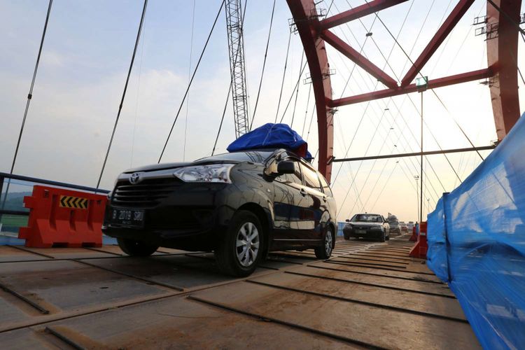 Kendaraan pemudik melintasi Jembatan Kalikuto di ruas tol fungsional Batang-Semarang, Jawa Tengah, Rabu (13/6/2018). Menteri Pekerjaan Umum dan Perumahan Rakyat (PUPR) Basuki Hadimuljono meresmikan jembatan tersebut untuk dilalui kendaraan pemudik menuju ke Semarang, Solo, Surabaya dan sekitarnya tanpa keluar di exit Gringsing.