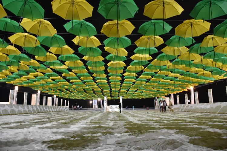 25 ribu payung yang digantung di Pantai Lagoon, Ancol. 