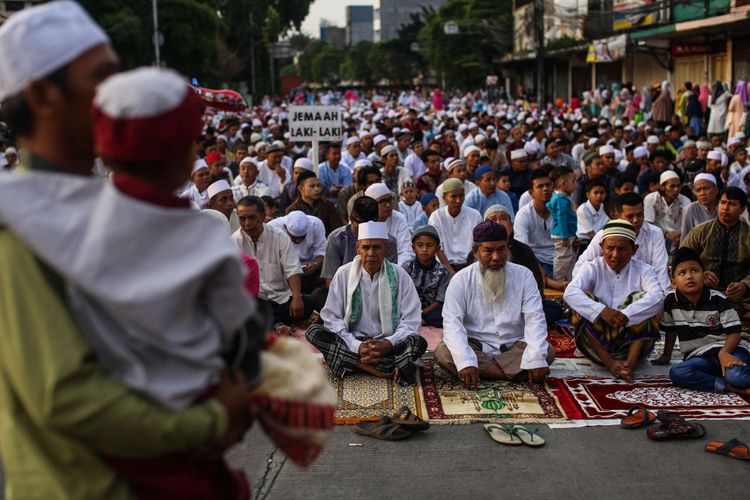 Umat Muslim melaksanakan Shalat Idul Fitri 1 Syawal 1439 Hijriah di Jatinegara, Jakarta Timur, Jumat (15/6/2018). Umat Islam merayakan Hari Raya Idul Fitri setelah sebulan lamanya menjalankan ibadah puasa pada bulan Ramadan.
