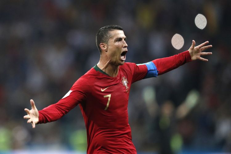 Penyerang Portugal, Cristiano Ronaldo, melakukan selebrasi setelah menceta hat-trick ke gawang Spanyol pada laga perdana penyisihan Grup B Piala Dunia 2018 di  Stadion Fisht, Sochi, Jumat (15/6/2018).