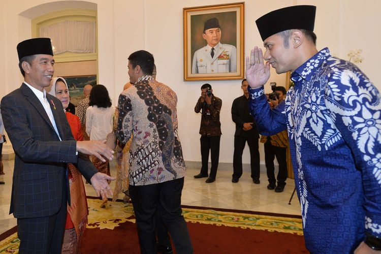 Presiden Joko Widodo (kiri) dan Ibu Negara Iriana Joko Widodo (kedua kiri) menyapa Politisi Partai Demokrat Agus Harimurti Yudhoyono kanan) di acara Silahturahmi Idul Fitri 1 Syawal 1439 H di Istana Kepresidenan Bogor, Jawa Barat, Jumat (15/6/2018). Presiden Joko Widodo dan Ibu Negara Iriana Jokowi melakukan silahturahmi lebaran dengan berbagai kalangan masyarakat mulai pejabat negara, menteri Kabinet Kerja dan masyarakat umum yang tinggal di sekitar Kota Bogor, Jawa Barat.