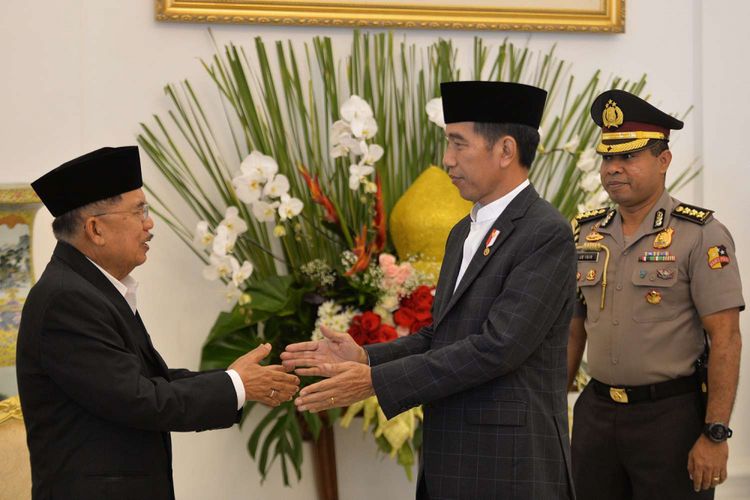 Presiden Joko Widodo (kedua kanan) berjabat tangan dengan Wakil Presiden Jusuf Kalla (kiri) di acara Silahturahmi Idul Fitri 1 Syawal 1439 H di Istana Kepresidenan Bogor, Jawa Barat, Jumat (15/6/2018). Presiden Joko Widodo dan Ibu Negara Iriana Jokowi melakukan silahturahmi lebaran dengan berbagai kalangan masyarakat mulai pejabat negara, menteri Kabinet Kerja dan masyarakat umum yang tinggal di sekitar Kota Bogor, Jawa Barat.