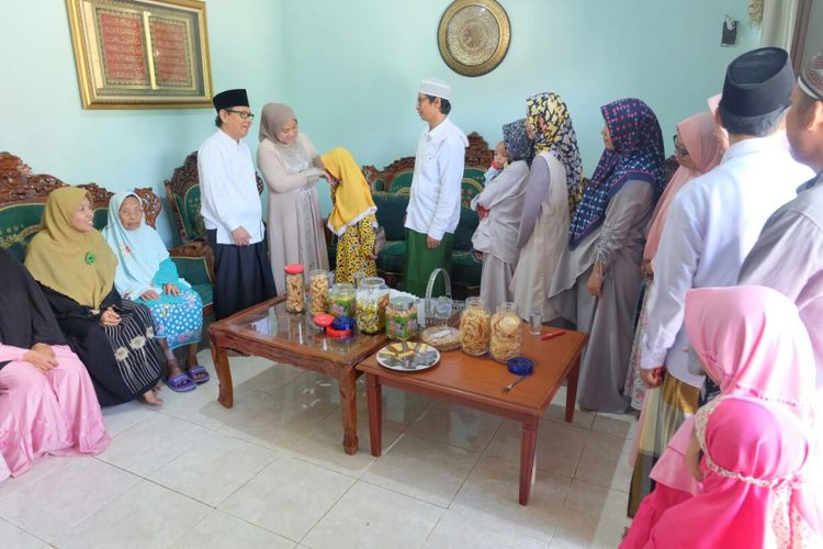 Calon wakil Gubernur Jawa Tengah Ida Fauziyah menerima warga sekitar saat  open house di kediamannya di Banjarnegara, Jumat (15/6/2018).