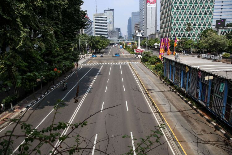 Kendaraan melintas di sejumlah jalan kawasan Ibu Kota Jakarta, Sabtu (16/6/2018). Sejumlah jalan di Ibu Kota tampak lengang di hari kedua Lebaran Hari Raya Idulfitri 1439 H.