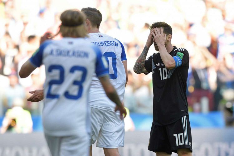 Reaksi pemain Argentina Lionel Messi seusai laga pertandingan Argentina melawan Islandia, penyisihan Grup D Piala Dunia 2018 di Otkrytiye Arena, Sabtu (16/6/2018). Pertandingan berakhir imbang 1-1, setelah Messi gagal memanfaatkan peluang tendangan penalti pada babak kedua.