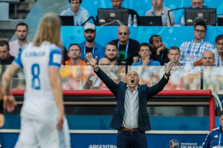 Pelatih Argentina Jorge Sampaoli (kanan) bereaksi  saat pertandingan Argentina melawan Islandia pada laga penyisihan Grup D Piala Dunia 2018 di Otkrytiye Arena, Sabtu (16/6/2018). Pertandingan berakhir dengan skor imbang 1-1